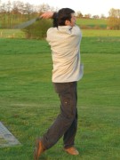 CIMG0913 I * Ja, ein 'full swing' mit einem Putter ... 150m kam der Ball * 2304 x 3072 * (1.96MB)